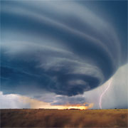 龙卷风超晶胞下产生的强烈闪电，2004 年6 月5 日落暮时分摄于美国堪萨斯州麦迪森劳治（Medicine Lodge）